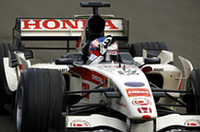 フリー走行中に派手なブローを起こしエンジン交換、10グリッド降格が言い渡されたバトン。13番グリッドと後方からスタートしたが、コース上の混乱を尻目に徐々にポジションアップ。トップのアロンソ／ルノーよりも速いペースで追い上げ、ついに1位でチェッカードフラッグを受けた。（写真＝Honda）
