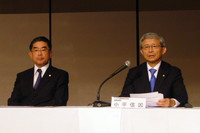 他メーカーも取り組んでいるスマートグリッドに、いまトヨタグループが参入する理由を聞かれ、小平信因トヨタ自動車専務（写真右）は、「環境問題への関心が高まるなか、自動車メーカーのトヨタは、需要側と供給側、両方向からこの問題に取り組む義務があると考えます」。左は、トヨタホームの森岡仙太社長。「家とクルマを両方もっているトヨタには強みがある」と強気のコメント。