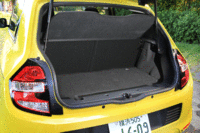 新型「トゥインゴ」のラゲッジルーム。後席をたためば1350mmの奥行きが得られるほか、助手席のシートバックも倒せば2200mmの長尺物も積めるという。