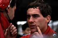 1988年に続き、1990年、そして1991年と3度ワールドタイトルを手中に収める。その後、マシンの戦闘力不足に苦戦を強いられ、1992年にはナイジェル・マンセルに、翌年には最大のライバル、プロストに栄冠を奪われた。4度目のチャンピオンに輝いたプロストの引退を受け、1994年、当時最強だったウィリアムズ・ルノーへ移籍。悲劇は5月1日のサンマリノGPで起きた。享年34歳、いま生きていれば45歳になる。