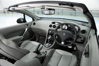 「308CC」には「プレミアム」と「グリフ」の2グレードがある。どちらもレザーシートとなるが、今回試乗したゴージャス版の後者では、ダッシュボードまでレザーで覆われる。ホワイトメーターやステアリングホイールは「CC」専用。