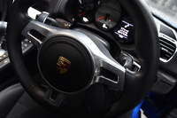 7段PDKはシフトパドル付きである。向かって右がシフトアップ用で、左はシフトダウン用。
    