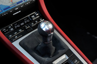 
	「ボクスター スパイダー」に設定されるトランスミッションは6段MTのみで、デュアルクラッチ式ATの「PDK」は用意されていない。
	