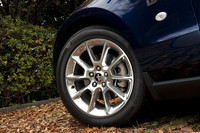 V8モデルには18インチのアルミホイールに、235/50ZR18サイズのタイヤが組み合わされる。ちなみにV6は17インチで、タイヤサイズは215/60R17。トラクションコントロール、ABS、ESCを統合制御する車両安定装置「AdvanceTrac」は全車に標準装備される。ブレーキは4輪とも通気式ディスク。ブレーキペダルにカチッとした踏み応えこそないものの、制動力そのものは十分。