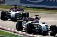 ホンダの母国で優勝を目指したBARホンダの2台。金曜日大雨、土曜日中止と、セットアップを煮詰める時間が皆無に等しかった今回、バトン（手前）2ストップ、佐藤琢磨（奥）3ストップと作戦を分けて臨んだ。結果、ピットインが1回すくなかったバトンに軍配が上がり、シューマッハー兄弟の後ろ、3位でフィニッシュした。佐藤とのダブル入賞で、ルノーとの間には16点の壁ができた。コンストラクターズランキング2位決定は最終戦ブラジルに持ち越されるが、BARホンダが圧倒的に優位にいることは間違いない。（写真＝KLM Photographics J）