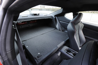 大人2名が“いざというときに”座れるという、後席。倒せば、縦136cm×横107cm（ホイールハウス間：実測値）のフルフラットな荷室が広がる。（写真をクリックすると、シートを倒した様子が見られます）