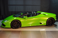 グランドオープニングセレモニーの中で披露された、「ランボルギーニ・ウラカンLP610-4スパイダー」。