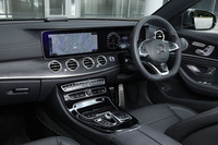 インテリアの様子。水平基調にデザインされたインストゥルメントパネルには、12.3インチの高精彩ワイドディスプレイが2枚並ぶ。