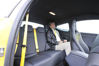 後席には、バケットシートを前倒ししてアクセス。身長174cmのリポーターが乗り込むと、ごらんのとおり。