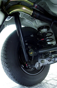 以前はスプリング前方に置かれていたダンパー（黒い棒）が、MRワゴンでは後方に移された。