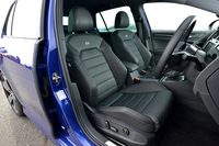 シートヒーターを内蔵する本革の「トップスポーツシート」が標準。バックレストに「R」の刺しゅうが入る。