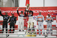 GT500クラス表彰式。写真左から、No.18 ROCKSTAR 童夢 NSX（小暮卓史/道上龍）、No.24HIS ADVAN KONDO GT-R（荒聖治/J.P・デ・オリベイラ）、そしてNo.8 ARTA NSX（R・ファーマン/伊沢拓也）。