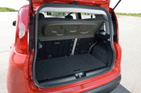 荷室容量は、先代モデルより10リッター多い225リッター。後席を前方に倒すことで、最大870リッターにまで拡大できる。
    （画像をクリックすると荷室のアレンジが見られます）
    