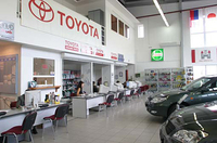 ショールームの様子。トヨタの正規ディーラーではあるが、アウディ車も販売する。写真左端にアウディの看板が見える。