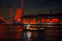 テムズ川をボートで運ばれる「XE」。