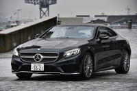 
	メルセデス・ベンツのフラッグシップクーペに「Sクラス」の名が添えられるのは18年ぶりのこと。今回のテスト車「S550 4MATIC クーペ」は、国内では2014年10月に発売。2015年1月にデリバリーが開始された。
	