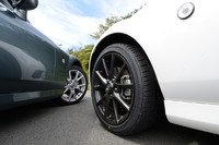 タイヤサイズはどちらも205/45R17。ソフトトップのアルミホイールはガンメタリック塗装となる。