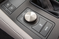 エンジンやトランスミッション、パワーステアリングなどの特性を選択できる「ドライブモードセレクト」は、全車に標準装備される。