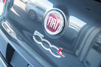 「500L リビング」のテールゲートに貼られたバッジ。「Living」の文字は付加されていない。