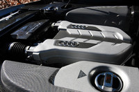 R8の4.2リッターV8ユニット。リッター100psを超えるハイパワーはもちろん、3500〜7000rpmで最大値の90％を発生するトルク特性も自慢。