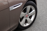 「FAN」と名付けられた18インチアルミホイール。タイヤは「コンチネンタル・コンチスポーツコンタクト5」が組み合わされている。