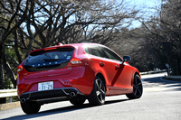 年次改良を受けた、最新型の「ボルボV40 T5 R-DESIGN」。日本では2014年11月に発売された。
    