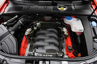 4.2リッターV8は高回転チューンながら、最大トルクの90％を2250〜7600rpmにわたって発生。パワー・トゥ・ウエイトレシオは3.93kg/ps、0-100km/h加速を4.8秒でこなす。
	 