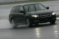 【スペック】ツーリングワゴン3.0R（5AT）：全長×全幅×全高＝4680×1730×1470mm／ホイールベース＝2670mm／車重＝1490kg／駆動方式＝4WD／3リッター水平対向6 DOHC24バルブ（250ps/6600rpm、31.0kgm/4200rpm）／価格＝319万2000円（テスト車＝360万6750円／UVカット機能付濃色ガラス＋クリアビューパック＋VDC＋クルーズコントロール＋LEGACYビルトインHDDナビゲーションシステム＝41万4750円）