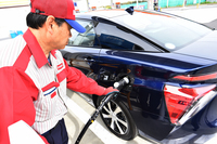 水素充填の様子。充填口は、車体の左側後部に設けられている。
    