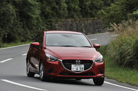 レフトハンダーを行く「13S Lパッケージ」（5MT）。