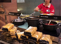 階上のセルフ式食堂で。第1の皿のパスタ＆リゾットコーナー。