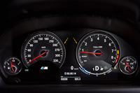 左側に330km/hまで刻まれたスピードメーター、右側に7500rpmからレッドゾーンが始まるタコメーターが配置される（写真は「M4クーペ」）。