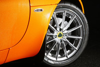 タイヤサイズは、フロント175/55ZR16、リア255/45ZR17。12スポークアルミホイールが装着される。