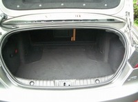 156では378リッターだった荷室は405リッターに拡大。幅、奥行き、高さもある。