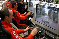 ペテランセルvs増岡、プレイステーション2「グランツーリスモ4」で戦うの図。ゲームでもペテランセルに軍配が上がった。