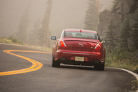 トランスミッションは「XJR」専用にチューニングされた8段ATを搭載。コーナーではドライバーによるアクセルとブレーキの操作やコーナリングフォースをモニタリングし、必要に応じて適切なシフトダウンを行うという。
    