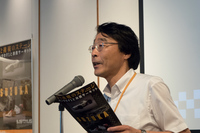 取材陣にあいさつする、三重県総合博物館の松井一明副館長。