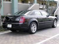 【スペック】
300C 5.7 HEMI：全長×全幅×全高＝5020×1890×1490mm／ホイールベース＝3050mm／車重＝1860kg／5.7リッターV8 OHV（340ps/5000rpm、53.5kgm/4000rpm）／価格＝567.0万円