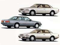 「トヨタ・マークII／チェイサー／クレスタ」
    1968年に「クラウン」と「コロナ」の中間に位置する「コロナマークII」がデビュー。1977年に「チェイサー」、1980年に「クレスタ」が発売され、マークII 3兄弟と呼ばれてハイソカーブームを先導した。（写真はマークII）