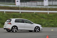 サーキットの第2駐車場には、車両の運動性能とアクティブセーフティーがチェックできるコースが特設された。
    