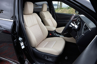 ファブリックと合成皮革からなるシートが標準装備となる。