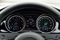 メーターの針は青に。タコメーター（左）のレッドゾーンは7500rpmから、スピードメーター（右）の表示は320km/hまで。