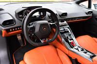 インテリアの様子。エクステリア同様、多くの箇所に六角形のデザインモチーフが採用されている。
    