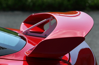 フロントリップスポイラーやリアディフューザー、リアウイングなどのエアロパーツを標準で採用。最高速（274km/h）での走行時には、フロントに60kg、リアに90kgのダウンフォースがかかる。
    