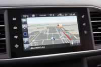 センターコンソール中央には、9.7インチのタッチパネル式ディスプレイが置かれる。カーナビをはじめ、エアコン、オーディオ、電話、その他通信サービスのアプリケーションの操作は、指先の軽いタッチで行える。