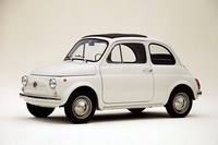 「フィアット500」
    日本では『ルパン三世』で一躍有名になった“チンクエチェント”は1957年に発売された2代目。初代は1936年発表の“トッポリーノ”で、現在の「500」は2007年にデビューした。