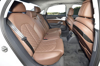 後席は3人がけ。シートヒーターが備わる。インテリアカラーはヌガーブラウン。