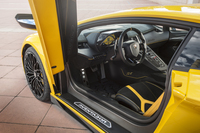 インテリアは、ブラックのアルカンターラ仕立てが標準。ほかに5色が用意される。カスタマイズプログラムで自分好みの仕様とすることも可能だ。
    