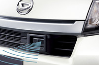 グリル内に装備されるレーザーレーダー。さらに「スマートアシスト」では、リフレクターに反射する光を検知することで、前方の障害物がクルマであるか否かを識別している。