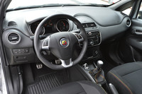 運転席まわりの様子。ハンドル位置は左のみとなる。